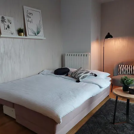 Red Pine Apartment *